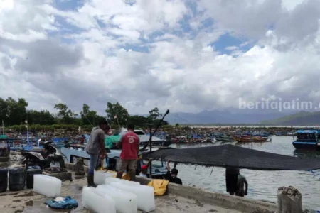 Gelombang Tinggi Landa Laut Selatan Pacitan, Wisatawan dan Nelayan Diminta Waspada Foto BeritaJatim.com