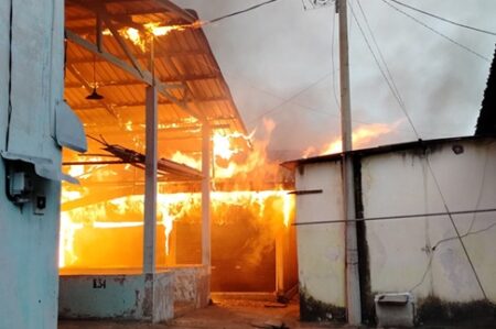 Kebakaran Hebat Landa Pasar Mojoduwur Jombang Foto BeritaJatim.com