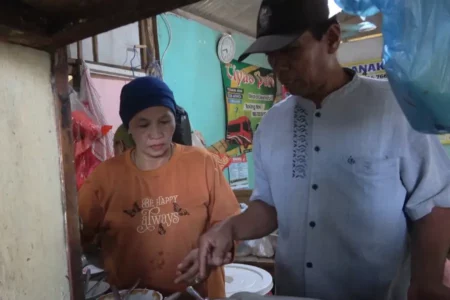 Berkah Jerih Payah 30 Tahun, Pasutri Pedagang Bakso di Lamongan Berangkat Haji Foto BeritaJatim.com