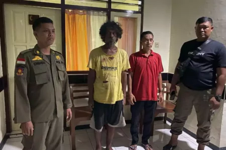 Usai Mengamuk dan Bacok Warga, Pria Depresi Asal Surabaya Dipulangkan Dinsos Banyuwangi Foto BeritaJatim.com