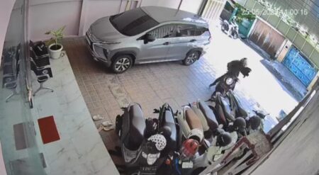 Pencurian Motor Pelanggan Salon Kecantikan di Jombang Terekam CCTV, Pelaku 2 Orang Foto BeritaJatim.com