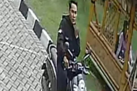 Motor Guru Digondol Maling di SD Labschool Unesa, Aksi Pelaku Terekam CCTV Foto BeritaJatim.com