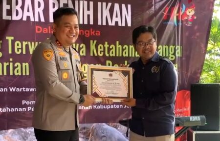 Kapolres Jombang Terima Penghargaan dari PWI Atas Respons Cepat Ungkap Kasus-Kasus Besar Foto BeritaJatim.com