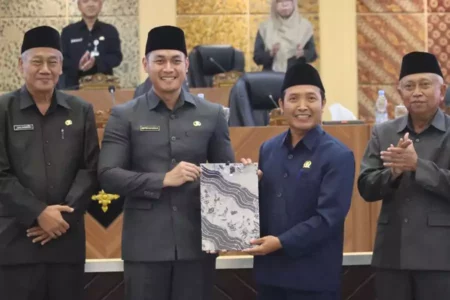 Sah Jadi Perda! DPRD dan Bupati Tuban Sepakati Aturan Baru untuk Rumah Layak dan Beasiswa Pendidikan Foto BeritaJatim.com