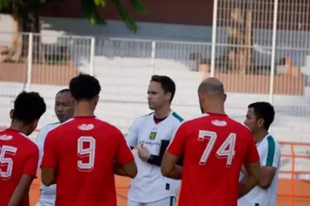 Paul Munster Siapkan Rotasi Besar Jelang Derby Jatim Lawan Persik Kediri Foto BeritaJatim.com