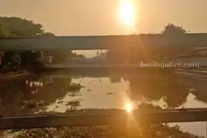 Warga Masih Memancing di Pintu Kali Jagir Meski Dihadang Bahaya Tercebur dan Motor Hilang Foto BeritaJatim.com