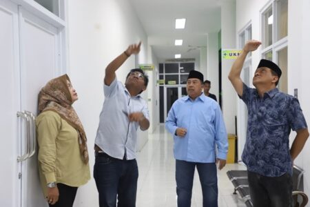 Plafon Puskesmas Perak Ambrol, Bupati Jombang Minta Pelayanan Tetap Optimal Foto BeritaJatim.com
