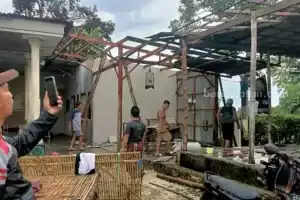 Angin Puting Beliung Terjang Bangkalan, Puluhan Rumah Rusak Parah dan Pohon Tumbang Foto BeritaJatim.com