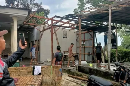 Angin Puting Beliung Terjang Bangkalan, Puluhan Rumah Rusak Parah dan Pohon Tumbang Foto BeritaJatim.com