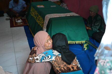 Tiba di Banyuwangi Dini Hari, Jenazah Rizal Sampurna Langsung Dimakamkan Foto BeritaJatim.com