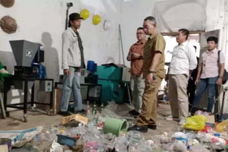 Daur Sampah Plastik Jadi Solar: Inovasi Sarka Space Dapat Dukungan DPRD dan DLH Bondowoso Foto BeritaJatim.com