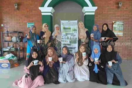 Santri Putri Manbaul Ulum 2 Malang Antusias Ikuti Pelatihan Decoupage dari UNISMA Foto BeritaJatim.com