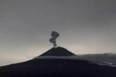 Gunung Semeru Erupsi, Semburkan Kolom Abu Setinggi 1 Kilometer Foto BeritaJatim.com