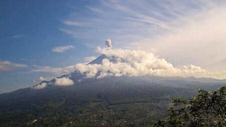 Gunung Semeru Erupsi Dua Kali Pagi Ini, Abu Vulkanik Melambung Sejauh 1 Kilometer Foto BeritaJatim.com