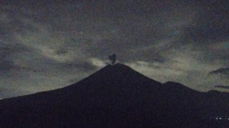 Gunung Semeru Lumajang Erupsi Semalam, Keluarkan Kolom Abu Setinggi 900 Meter Foto BeritaJatim.com