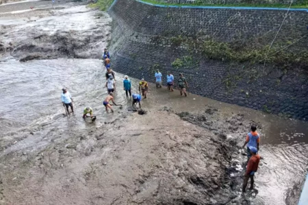 Pemkab Banyuwangi Bersihkan Endapan Semua Embung dan DAM saat Masuk Musim Kemarau Foto BeritaJatim.com