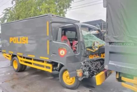 3 Truk Sabhara Polda Jatim Kecelakaan di Gunungsari Surabaya Akibat Mesin Mati Mendadak Foto BeritaJatim.com