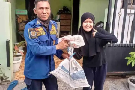 Ular Cobra Masuk ke Rak Piring, Warga Menganti Gresik Heboh Foto BeritaJatim.com