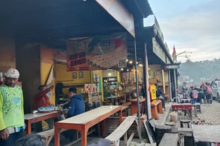 Warung 24 Jam di Paltuding Dongkrak Ekonomi UMKM Kawasan Wisata Kawah Ijen Foto BeritaJatim.com