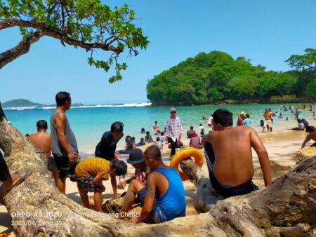 Long Weekend Kemarin, Ribuan Wisatawan Padati Pantai 3 in 1 di Kabupaten Malang Foto BeritaJatim.com