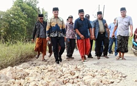Top! Warga Bantu Pemkab Bangkalan Perbaiki Jalan Rusak Foto BeritaJatim.com