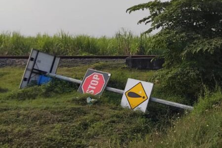 Rambu Lalin Dekat Palang Pintu Rel KA Kajeksan Sidoarjo Roboh Foto BeritaJatim.com