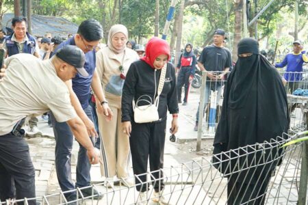 Wabup Sidoarjo Ajak Ribuan Pelajar Kerja Bakti, Sentil PKL soal Sampah di Taman Pinang Foto BeritaJatim.com