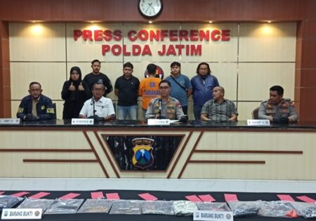 Polda Jatim Tangkap Pelaku Pembunuhan di Pasuruan, Terungkap Motif Sakit Hati dan Judi Online Foto BeritaJatim.com