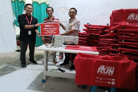 40 Tahun Menjahit Pakai Mesin Tua, Perajin INTAKO Ini Dapat Hadiah Mesin Jahit Super Foto BeritaJatim.com
