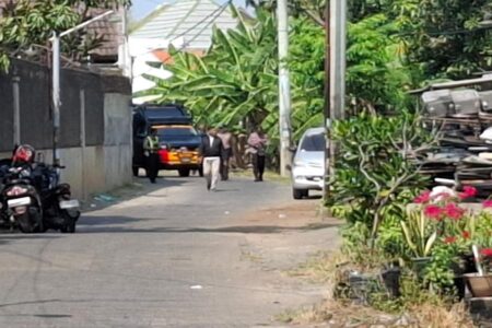 Tim Gegana Turun ke Sungai Ngingas, Ada Apa? Foto BeritaJatim.com