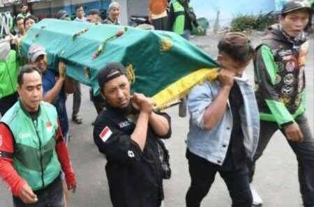 Isak Tangis Iringi Pemakaman Sevi Ayu, Driver Ojol Sidoarjo yang Tewas Tragis di Gresik Foto BeritaJatim.com