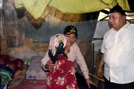 Kisah Haru Nenek Sulikah di Rumah Reyot: Tolak Tinggal dengan Anak, Kini Dapat Bantuan Bedah Rumah Foto BeritaJatim.com