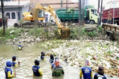 Cegah Banjir, Pemkab Sidoarjo Normalisasi Sungai Kanal Porong Secara Rutin Foto BeritaJatim.com