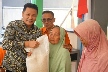 Bupati Sidoarjo Subandi Serahkan Bantuan Beras kepada Warga Foto BeritaJatim.com