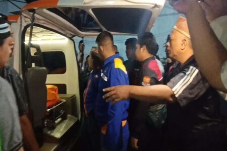 Jenazah Korban Tragedi KMP Tunu Asal Kota Probolinggo Tiba di Rumah Duka Foto BeritaJatim.com