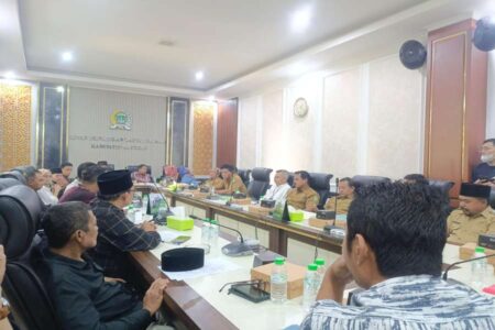 Polemik Lahan Sekolah di Pasuruan, Pemkab dan Ahli Waris Adu Data di Hadapan DPRD Foto BeritaJatim.com