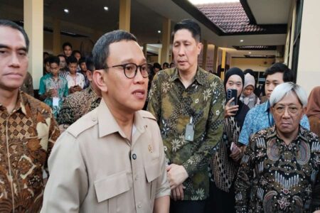 Menteri P2MI Abdul Kadir Karding Tinjau Kesiapan Calon Pekerja Migran di Pasuruan Foto BeritaJatim.com