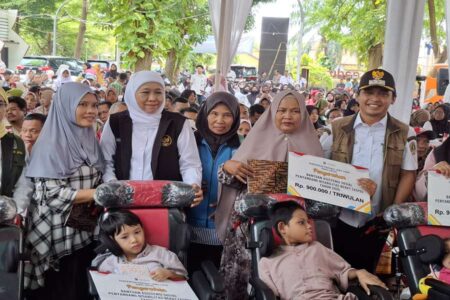 Gubernur Jatim Serahkan Bantuan Sekolah Rakyat di Kota Pasuruan Jelang Hari Anak Nasional Foto BeritaJatim.com
