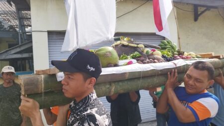 Larung Sesaji di Selat Bali: Tradisi Syukur dan Harmoni Manusia dengan Alam Foto BeritaJatim.com