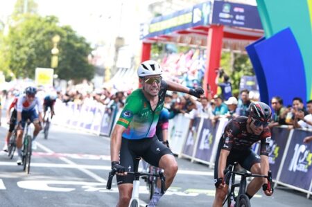Kompetisi Sengit, Pembalap Belanda Juara Etape Pertama TdBI 2025 Foto BeritaJatim.com