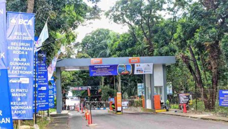 Pembayaran Non-Tunai di Gerbang Karangkates Mulai Bertahap, Motor Wajib Pakai E-Toll Mulai 2026 Foto BeritaJatim.com