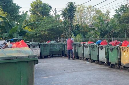 DLH Surabaya Gelar Sayembara Rp200 Ribu bagi Warga yang Laporkan Pembuang Sampah Sembarangan Foto BeritaJatim.com