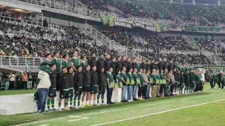 GBT Gemuruh! Persebaya Launching 27 Pemain, Bonek Bonita Teriakkan Nama-Nama Baru Foto BeritaJatim.com
