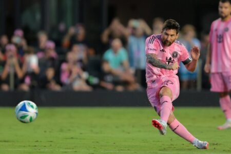 Nyekor via Free Kick, Cristiano Ronaldo kian Tertinggal dari Lionel Messi Foto BeritaJatim.com