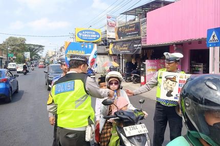 Polres Malang Sosialisasi Keselamatan Lalu Lintas di Jalan Raya Foto BeritaJatim.com