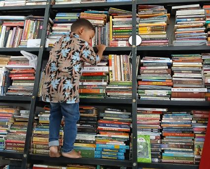 Anak-Anak Panjat Rak Buku: Literasi Tumbuh Alami di Perpustakaan PARI Sidoarjo Foto BeritaJatim.com