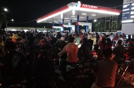 Antrean Membludak di Sejumlah SPBU Bondowoso, Bensin Eceran Pun Diborong Foto BeritaJatim.com