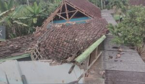 Atap Ruang Kelas Madrasah Aliyah di Malang Selatan Ambruk Foto BeritaJatim.com