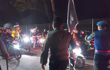 Polisi Bubarkan Simpatisan PSHT Tutup Jalan Karangkates Malang Foto BeritaJatim.com