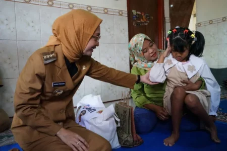 Kunjungi Rumah Warga, Mbak Wali Serahkan Bantuan Alat Bantu Mobilitas dan Bantuan Biaya Hidup Foto BeritaJatim.com